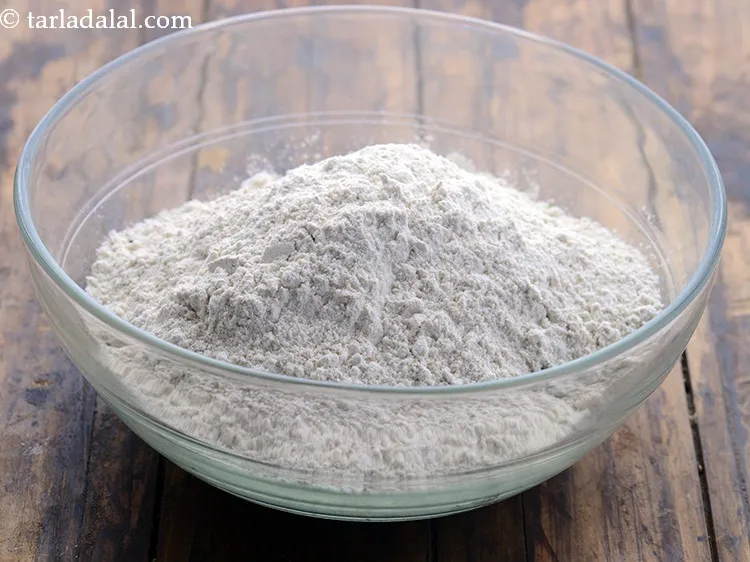 स्टेप 3 – <div> गेहूं का आटा डालें।</div>