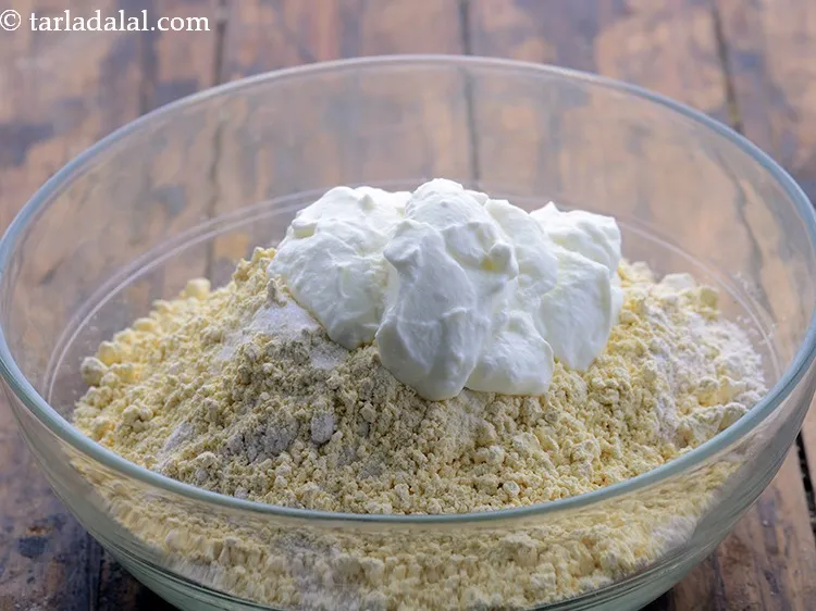 स्टेप 7 – ताजा दही डालें।&nbsp;यह न केवल&nbsp;&nbsp;<strong>आलू पालक पराठा को</strong>&nbsp;&nbsp;नरम बनाने में …