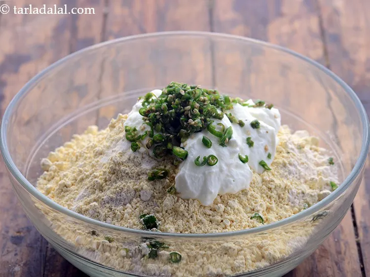 स्टेप 8 – बारीक कटी हरी मिर्च डालें।&nbsp;अपने पसंद के मसाले के स्तर …