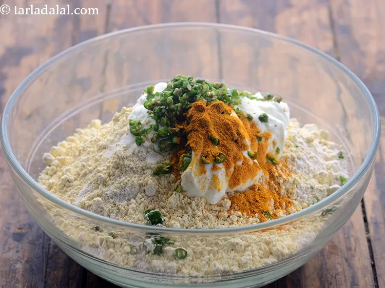 स्टेप 9 – हल्दी पाउडर डालें।