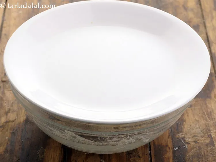 स्टेप 6 – गूंथे हुए आटे को एक तरफ रख दें।