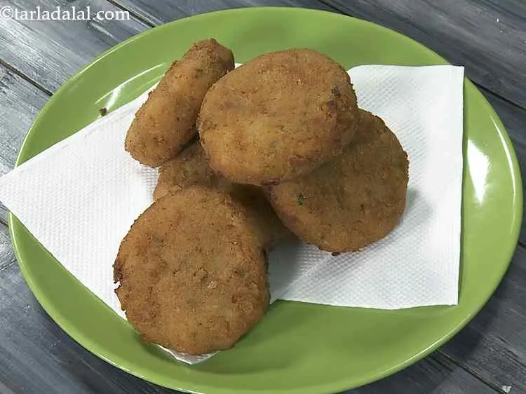 Step 14 – Drain the aloo tikkis on an absorbent paper and keep aside.