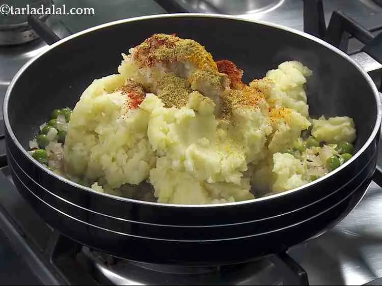 Step 7 – Now add chilli powder, turmeric powder and coriander powder.