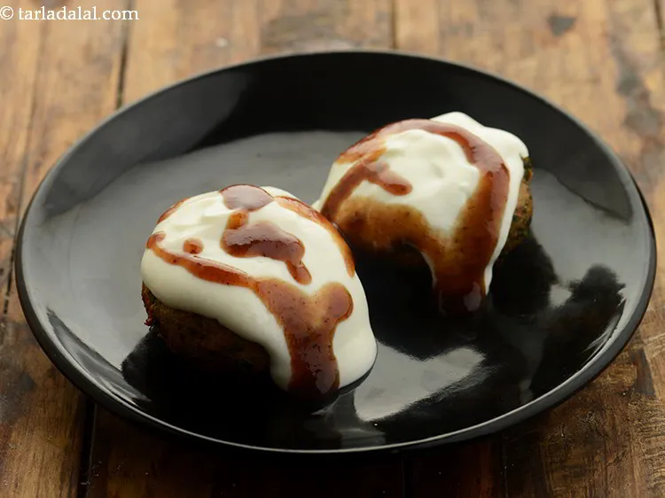 Step 20 – Drizzle 2 tsp of khajur imli ki chutney.