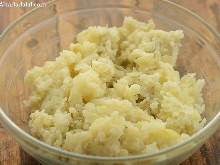 Step 5 – For making the&nbsp;<strong>aloo tikki chaat recipe | Delhi style aloo tikki chaat | street style …