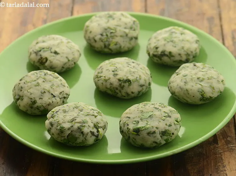 Step 13 – Similarly, roll out all the aloo tikkis and keep aside.