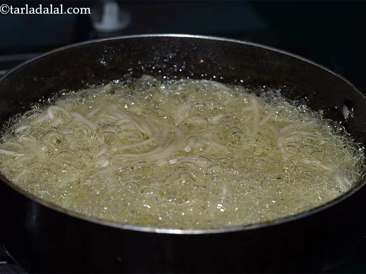 Step 8 – Once the oil is hot, add 2 cups of boiled hakka noodles.&nbsp;Spread it evenly to …