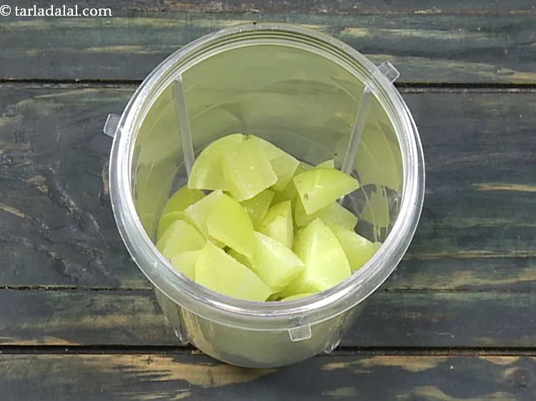 स्टेप 1 – <strong>आंवला चटनी रेसिपी &nbsp;| भारतीय करौदा मसालेदार चटनी | कच्चे …