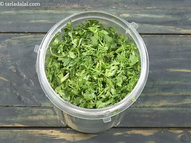 स्टेप 2 – कटा हरा धनिया डालें। चमकीले हरे पत्तों के साथ एक …