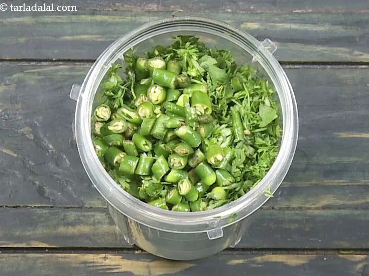 स्टेप 3 – मोटे तौर पर कटी हुई हरी मिर्च डालें। यह तीखी …