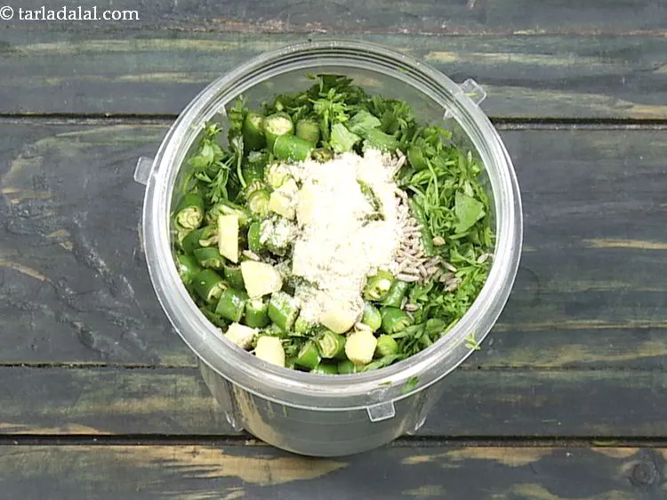 स्टेप 6 – हींग और काला नमक डालें।