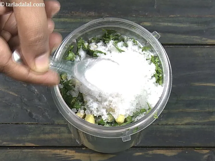 स्टेप 8 – स्वादानुसार नमक डालें।