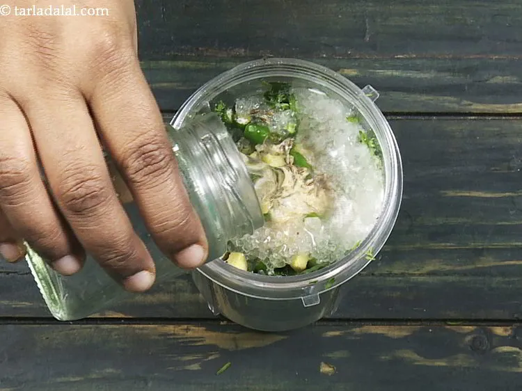 स्टेप 9 – &frac14; कप पानी डालें।