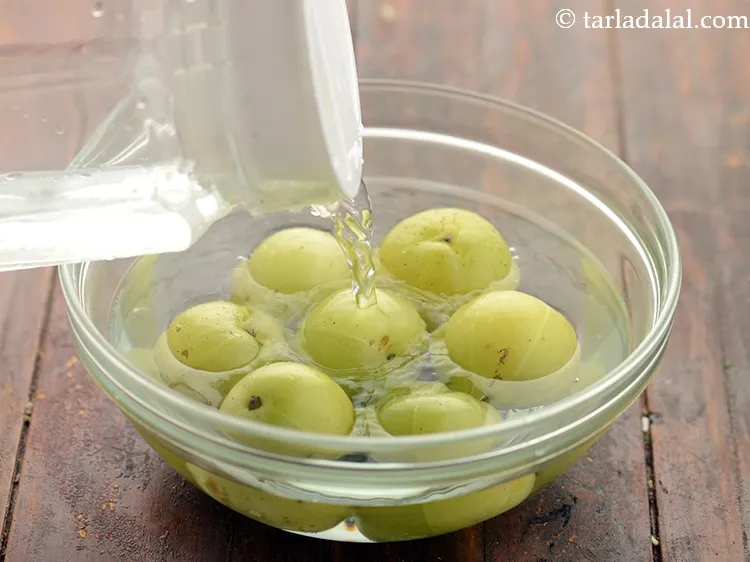 Step 9 – Wash the gooseberries with clean water and wipe with a clean kitchen towel.