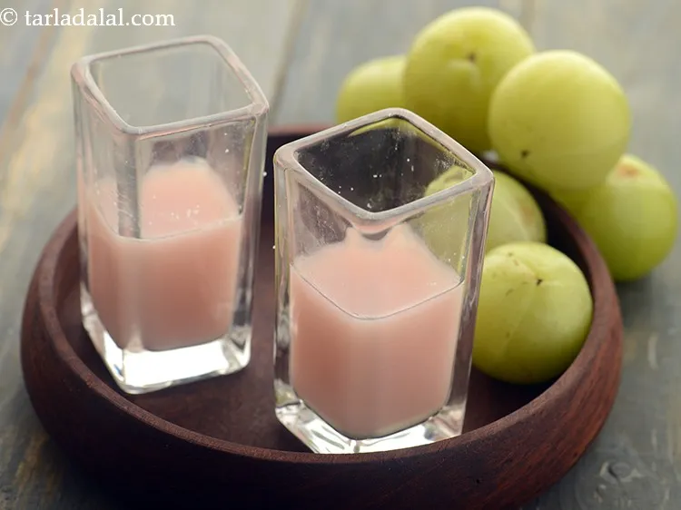 Step 18 – Serve <strong>amla ginger juice, detox juice</strong> immediately.