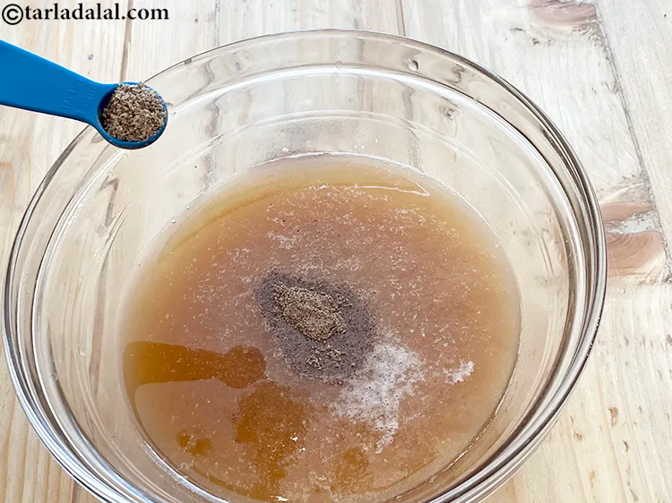 स्टेप 13 – इलायची पाउडर डालें। यह <strong>राजस्थानी अमलाना पेय</strong> को भरपूर स्वाद …