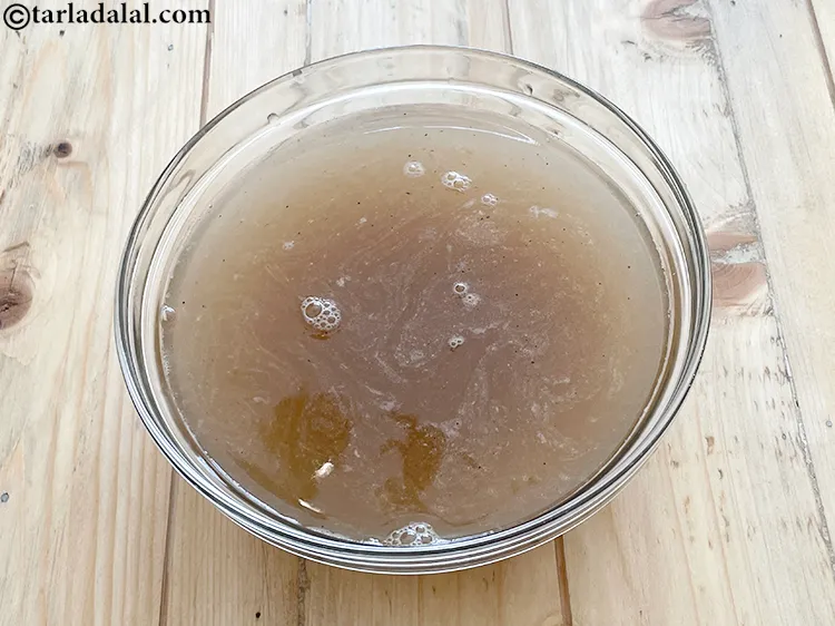 स्टेप 15 – <strong>इमली का आमलाना </strong>बनाने के लिए ३ कप पानी डालें।