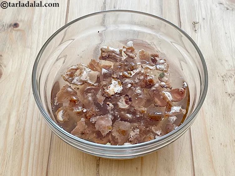 स्टेप 6 – इमली भिगने के बाद कुछ इस तरह दिखता है। आप …