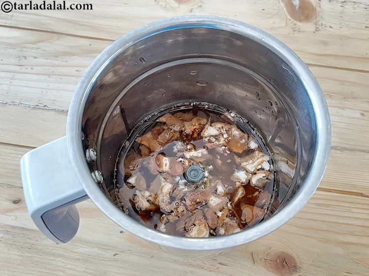 स्टेप 7 – इमली-पानी के मिश्रण को मिक्सर जार में डालें।