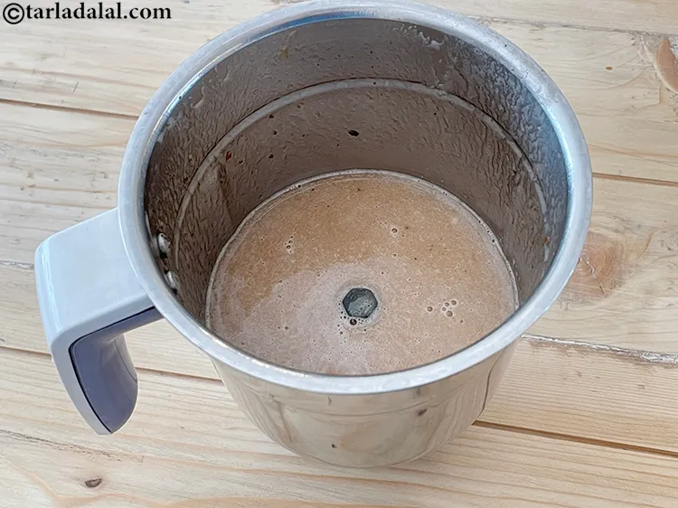 स्टेप 8 – इसे स्मूद होने तक पीस लें।