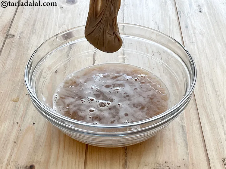 स्टेप 10 – मलमल के कपड़े को निचोड़ें और अधिकांश पल्प को हटा …