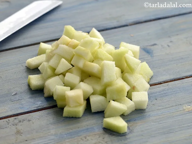 स्टेप 14 – उसी स्टेरलाइज़्ड चाकू का उपयोग करके सेब को काट लें। …