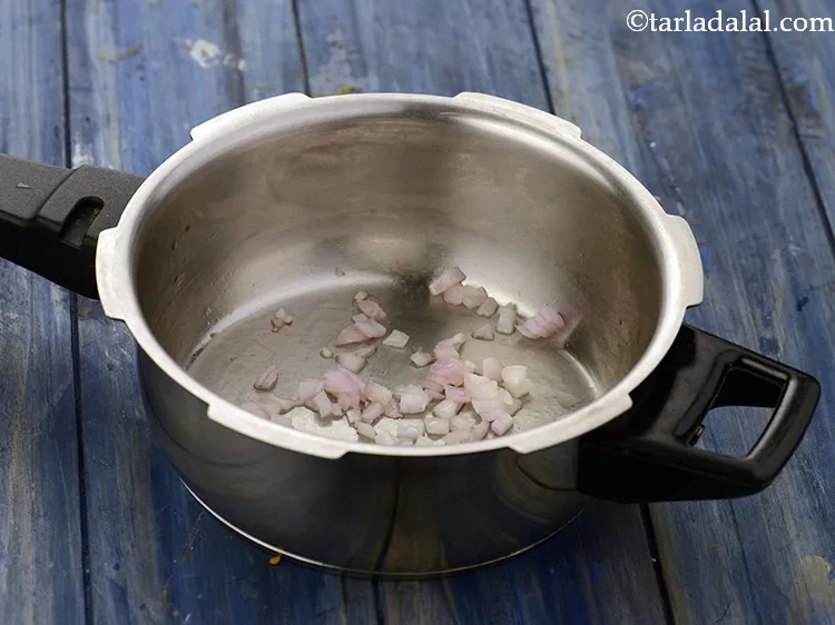 स्टेप 30 – प्याज को मध्यम आंच पर ३० सेकंड के लिए भूनें। …