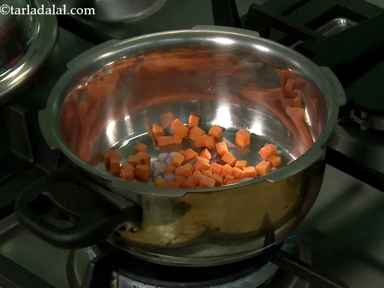 स्टेप 31 – फिर कटी हुई गाजर डालें। ये विटामिन ए का अच्छा …