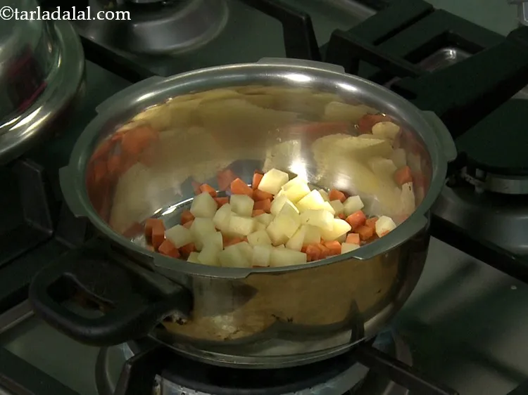 स्टेप 32 – फिर सेब डालें। ये बच्चे के पाचन तंत्र को हल्का …