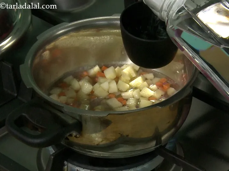 स्टेप 34 – पकाने के लिए १ कप पानी डालें।