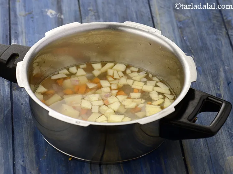 स्टेप 35 – चम्मच की सहायता से अच्छी तरह मिला लें।