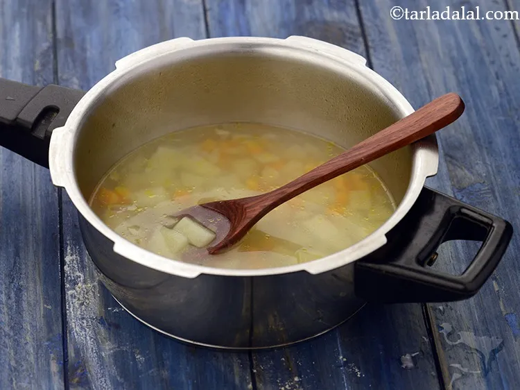 स्टेप 37 – <strong>बच्चों के लिए सेब गाजर का सूप</strong> का मिश्रण पकाने …