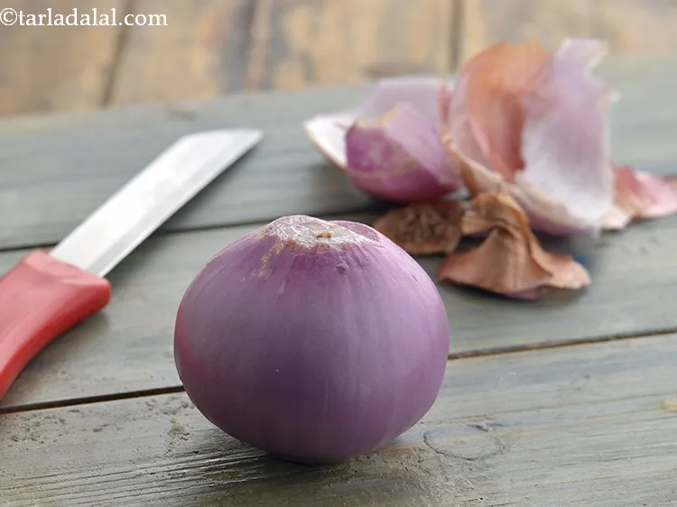 स्टेप 26 – एक स्टरलाइज़्ड चाकू से प्याज छीलें और छिलका हटा दें।