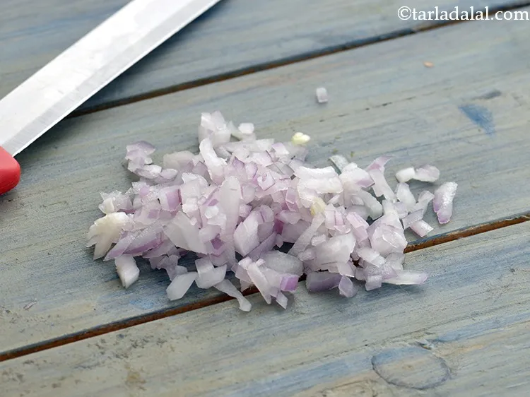 स्टेप 27 – एक स्टरलाइज़्ड चाकू का उपयोग करके प्याज को बारीक काट …