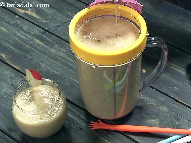 स्टेप 7 – <strong>स्मूदी</strong> को समान मात्रा में २ अलग-अलग गिलास में डालें।