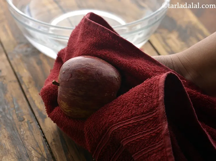 Step 9 – Wipe it with a clean kitchen towel.&nbsp;&nbsp;