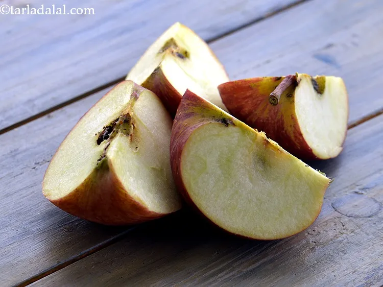 Step 10 – Cut the apple into 4 portions vertically using a sharp knife.&nbsp;