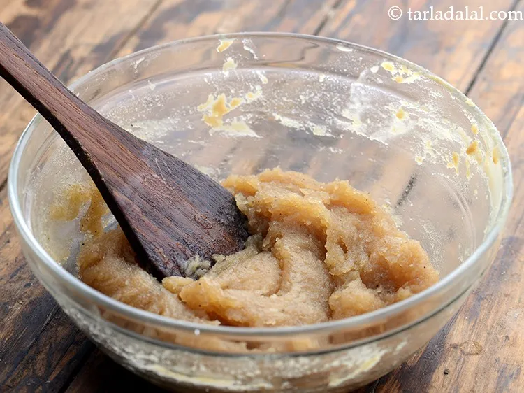 स्टेप 8 – <strong>आटे के शीरे</strong> को अच्छी तरह मिलाएं और २ मिनट …