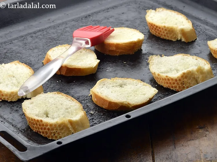 स्टेप 37 – प्रत्येक फ्रेंच ब्रेड स्लाइस पर थोड़ा सा <a href=""https://www.tarladalal.com/glossary-olive-oil-hindi-451i"">जैतून का …