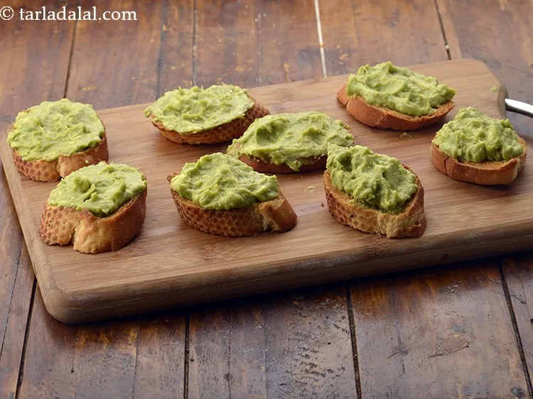 स्टेप 39 – प्रत्येक टोस्टेड फ्रेंच ब्रेड स्लाइस पर थोड़ा सा एवोकैडो का …