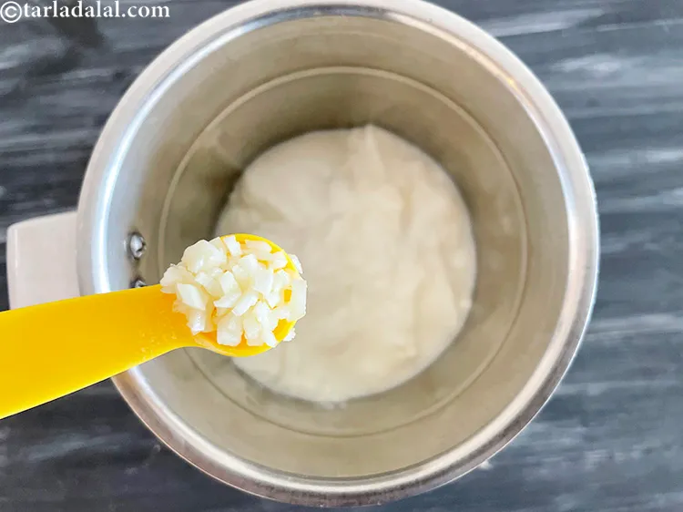 स्टेप 9 – १ टी-स्पून बारीक &lt;a href=&quot;&quot;https://www.tarladalal.com/glossary-chopped-garlic-hindi-790i&quot;&quot;&gt;कटा हुआ लहसुन&lt;/a&gt; डालें। &lt;strong&gt;हम कसा …