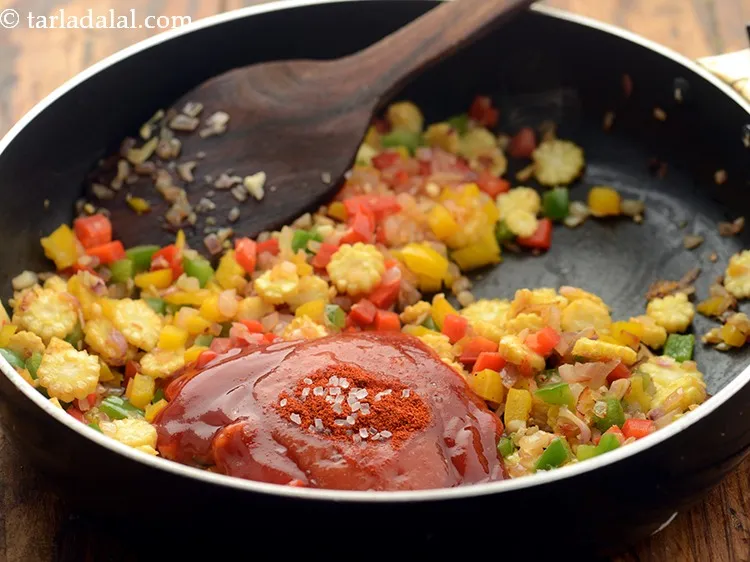 स्टेप 18 – शक्कर डालें। यह टमाटर प्यूरी से खट्टे स्वाद को संतुलित …