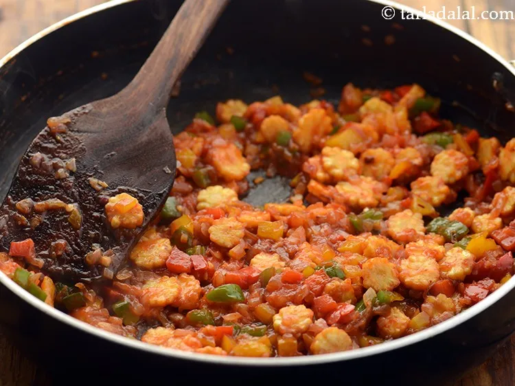 स्टेप 19 – अच्छी तरह से मिलाएं और मध्यम आंच पर बीच बीच …