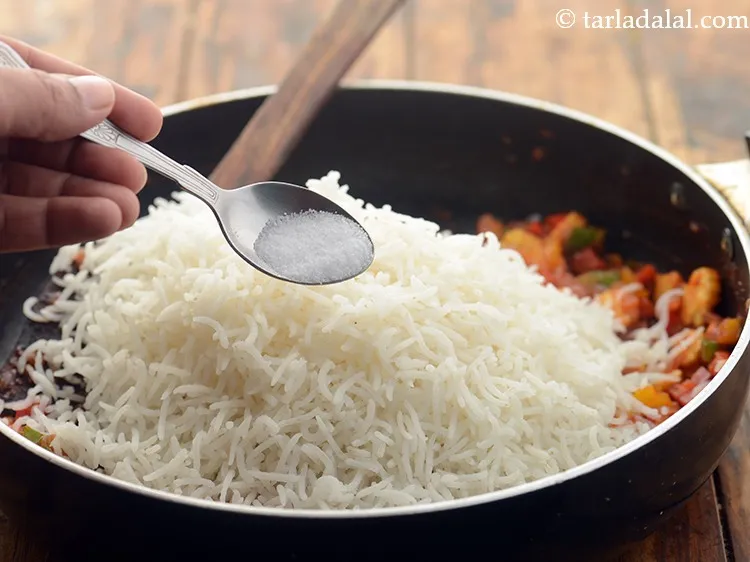 स्टेप 21 – नमक और काली मिर्च डालें।