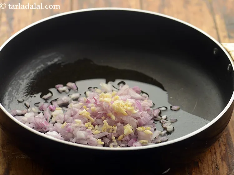 स्टेप 11 – लहसुन डालें।