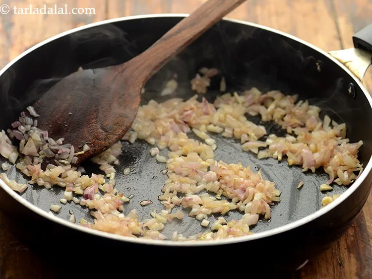 स्टेप 12 – अच्छी तरह से मिलाएं और मध्यम आंच पर १ मिनट …