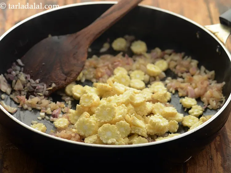 स्टेप 13 – बेबी कॉर्न डालें। मशरूम, बेबी कॉर्न, ब्रोकोली, आलू, गाजर, फण्सी …