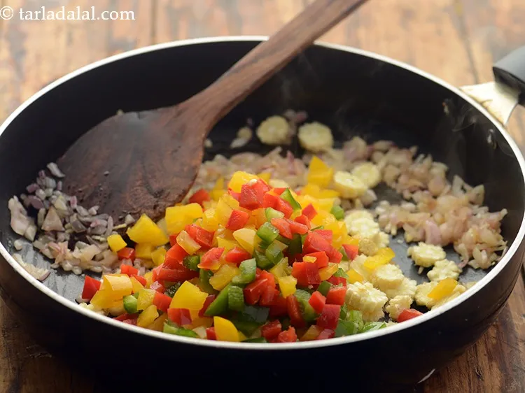 स्टेप 14 – रंगीन शिमला मिर्च डालें। लाल, पीली और हरी शिमला मिर्च …