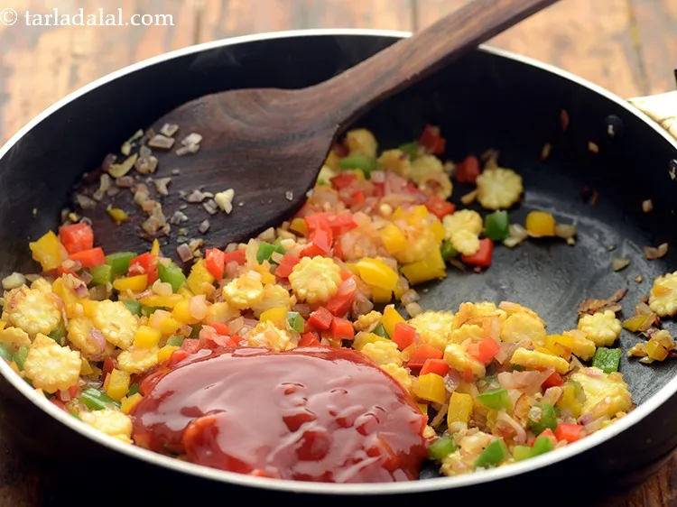 स्टेप 15 – टमाटर केचप डालें। यह शिमला मिर्च और मकई चावल को …