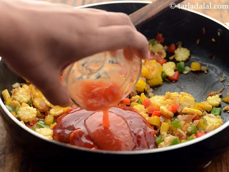 स्टेप 16 – टमाटर की प्यूरी डालें।